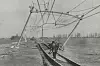 Over 1300 kvadratkilometer ble satt under vann i Nederland i 1953, og det gikk hardt ut over all infrastruktur. Flere tusen boliger ble ødelagt. Gjenoppbygningen tok år. Foto: Nationaal Archief i Nederland/Wikimedia Commons