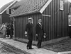 13. august 1954: Kong Haakon VII beser de nybygde gavehusene fra Norge i landsbyen Stavenisse. Gaten har fått navn Koning Haakonstraat. Foto: Nationaal Archief i Nederland/Wikimedia Commons