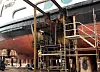 Et stort hull i skroget på Kon gen. LNG-tanken sees innenfor. Tank og motorer gikk ut gjennom hullet. På de to neste fergene blir hullet mindre. Tanken deles opp før den tas ut.