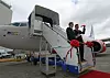 Lindsay N. Anderson (t.v), som er leveringsdirektør i Boeing, og kommersiell direktør Robin Kamark i SAS klipper snora for leveringen av den foreløpig siste 737-maskinen til SAS, LN-RNW 'Granmar Viking'.