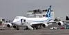 Her er den nye jumbojeten 747-8F som fløy for første gang tidligere i år. Flyet er 5,6 meter lengre enn den originale 747. Dette er fraktversjonen som er forlenget delvis i midtpartiet og delvis i 'nakken'. Passasjerversjonen får sine ekstra meter i to etasjer.