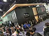 Big businessStanden til Oculus var omringet av kø. Hundrevis av håpefulle VR-entusiaster ventet i timevis på å få prøve VR-brillen, som også ble annonsert tilgjengelig for forhåndsbestilling under CES.