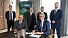 Ahmad Al-Sa’adi, konserndirektør for tekniske tjenester i Aramco, og Øyvind Eriksen, administrerende direktør i Aker, signerer intensjonsavtalen.