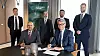 Ahmad Al-Sa’adi, konserndirektør for tekniske tjenester i Aramco, og Øyvind Eriksen, administrerende direktør i Aker, signerer intensjonsavtalen.