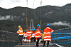 GANGBRU: For første gang kan man nå gå tvers over Hardangerfjorden. En midlertidig arbeidsplattform er nå ferdig og blir stående nesten til broen er klar til åpning.