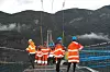 GANGBRU: For første gang kan man nå gå tvers over Hardangerfjorden. En midlertidig arbeidsplattform er nå ferdig og blir stående nesten til broen er klar til åpning.
