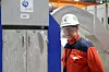 Fabrikksjef Tom Petter Johansen ved celle nr 1 i Karmøy Pilot. Bilde: Nils Vibe-Rheymer/Hydro