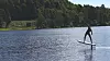 Brødrene Hiorth kan nå sveve over vannet på egenlaget hydrofoilbrett. Her får en kompis av brødrene prøve brettet.