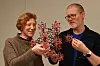 Anja Olafsen Sjåstad og Stian Svelle med en modell av materialet som utgjør stillaset nanopartiklene skal festes i. Foto: Hilde Lynnebakken/UiO