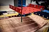 Å ligge på én spiker er farlig, men selv med 5 kilos trykk trenger ikke spikeren gjennom huden på ribba. På en spikermatte fordeles trykket utover, sånn at vekten per spiker bare er noen få hundre gram. Foto: Sølvi W. Normannsen/NTNU