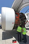 Ingeniører fra UTC Aerospace Systems jobber på den ene av MSN-001s to Rolls-Royce Trent XWB-motorer.
