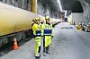 Prosjektsjef Sofia Edoff i NCC Sverige og tunnelsjef Frank Grønvold i NCC Norge i servicetunnelen som går parallelt med T-banetunnelene ved Hagastaden stasjon. Foto: Bjørn Olav Amundsen
