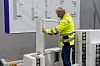 Utviklingssjef Eivind Olsen i Jackon viser hvordan en vindusramme av skrufast EPS benyttes med byggesystemet Thermomur.