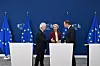 Leder for Det internasjonale energibyrået, Fatih Birol, kommisjonspresident i EU, Ursula von der Leyen og energikommissær Dan Jørgensen kunngjorde i starten av desember et kommende forbud mot all russisk olje og gass i løpet av 2027. Foto: Harry Nakos/AP/NTB