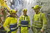 Sofia Edoff (t.v.) i NCC Sverige og tunnelsjef Frank Grønvold får en orientering på stuffen av Andreas Lyngnes. Han er stuffreparatør, har tilsynet med boreriggen og bytter borekroner og -stål.