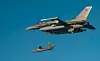 En XQ-58A Valkyrie og et F-16 Fighting Falcon kampfly under en tidligere flyvning. I det nye forsøket deltok ett F-16-fly og ett F-15E-fly, der pilotene hver kontrollerte to XQ-58A Valkyrie i et kampscenario.