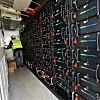 Den ene langveggen i konteineren er dekket av taiwanske litium-ionebatterier fra gulv til tak. De 96 modulene er fordelt på seks sammenkoblede strenger à 65 kWh. Foto: Knut Bjørheim
