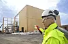 Malmfuru. Ole-Kristian Mosvoll på østsiden av nybygget. Fasadekledningen er norsk malmfuru, massivtreelementene og bærekonstruksjonene er levert av østerrikske produsenter. Foto: Sverre Christian Jarild