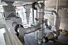 Komplekst: Et moderne kaffebrenneri er et komplekst anlegg med mange komponenter. Biogassen bringer lufttemperaturen opp i 400°C – kaffebønnene når litt mindre enn 200°C. Installasjonen er godt i gang, og ferdigstilles først neste år. Foto: Sverre Christian Jarild