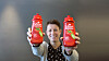 Plasttypen i etiketten er det som skiller de to ketchupflaskene Kjersti Hurum Trømborg, fagsjef emballasje i Orkla Foods Norge, holder opp her. Ved å bruke samme plasttype i etikett og flaske, økes gjenvinningsgraden betraktelig.