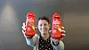 Plasttypen i etiketten er det som skiller de to ketchupflaskene Kjersti Hurum Trømborg, fagsjef emballasje i Orkla Foods Norge, holder opp her. Ved å bruke samme plasttype i etikett og flaske, økes gjenvinningsgraden betraktelig.