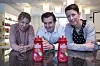 Bærekraftansvarlig Johanne Kjuus (f.v.), produktsjef for Idun tomatketchup Christopher Tybring-Gjedde og fagsjef emballasje Kjersti Hurum Trømborg i Orkla Foods Norge håper at ny etikett snart vil gi økt gjenvinningsgrad for plasten i ketchupflaskene deres. Foto: Mona Strande