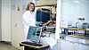 Wenche Hennie Bergland har satt verdensrekord i innmating og omsetningshastighet for biogassproduksjon gjennom sin forskning - her fra laboratoriet. (Foto: Tine Polle, Høgskolen i Sørøst-Norge)