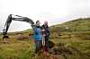 Flere om beinet STADT-KRAFT: Fornyingsminister Heidi Grande Røys (SV) og Vågsøy-ordfører Roger B. Silden (Ap) tar første spadestikk for vindparken Mehuken 2 ved Stadt. Lokalpolitikerne ønsker å bli pilotfylke for havvind, og tror det ligger store penger i det.