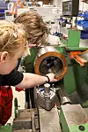 Studentene jobber sammen om å utvikle en rakett som skal skytes ut i verdensrommet innen 2026. Foto: Simen Bergset/UiS Aerospace