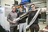 Kjell Høgemark ved verkstedet på UiS hjalp studentene med CNC-maskinering av nødvendige komponenter. Her holder han, Daniel Varming og Martin Horgen Rasmussen rakettdeler som er blitt ødelagt i tidligere oppskytninger. Foto: Alf Bergin