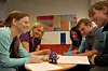 SAMARBEID: Seniorforsker Sylvi Høiland (til v.) og forsker Anna Borgund (nr. to fra v.) er begge utdannet ved Universitetet i Bergen (UiB). På SINTEFs Bergens-kontor utgjør de ¿brohodet¿ til avdelingen Brønnstrømsteknologi ved SINTEF Petroleumsforskning. Her har også tre doktorgradsstudenter fra UiB tilhold: Fra venstre - på høyre side av bordet: kroatiske Djurdjica Corak, russiske Boris Balakin og norske Guro Aspenes.