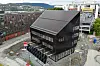 Det er benyttet flere forskjellige typer solcellepaneler på bygget, både høyeffektive standardmoduler og spesialproduserte BIPV-paneler. Foto: Solcellespesialisten