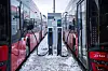 En bug i laderen var årsak til et av problemene Unibuss har opplevd i vinter. Her står busser til lading på Strømsveien ved Alnabru. Foto: Rodrigo Freitas/NTB