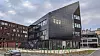 – Panelene skulle være svarte, noe som er gunstig for energiproduksjonen, og i tillegg måtte vi benytte mange ulike størrelser og former på panelene for å utnytte alt areal og komme i mål med energimålet, sier Anne Marte Minge Engh i Solcellespesialisten. Foto: Solcellespesialisten