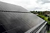 Glatte, bratte solcelletak gir høy hastighet på regnvannet. Takrennen er derfor tatt fram som et eget forskningsprosjekt spesielt for bygget. På sikt skal også varmeenergien som oppstår under panelene utnyttes. Foto: Solcellespesialisten