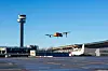 Både privat og kommersiell bruk av droner nær lufthavner og andre flyplasser kan skape farlige situasjoner. Mange overholder ikke regelverket. Foto: Geir Molden 2022, Avinor