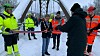 Ordfører Arne Fossmo i Ringebu åpnet Våla gang- og sykkelbru 18. desember. Odd Inge Aaheim, Anlegg Øst (t.v.) og Henrik Eineteig Wedum, Statens vegvesen holdt i hver sin ende av snora. Bak ordføreren står Jan Nørstegård i Statens vegvesen.