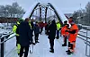 Elever fra Ringebu ungdomsskole var de første til å krysse den nye gang- og sykkelbrua. Foto: Eli Ramstad, Statens vegvesen