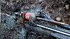 To borerigger borer seg inn i fjellet fra hver sin tunnelåpning med standard tretommers bor. Det betyr at hullet blir 76 millimeter i diameter. Bergkvaliteten måles fortløpende av geolog på stedet.
