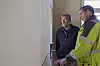Piet Jensen og Olaf Peters jobber med sluttføringen av det nye halmhuset på Nesodden. Foto: Mari Gisvold