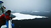 Sommerisen i Arktis blir tynnere og mindre. Når sollyset treffer mørkt hav absorberes varmen istedenfor å reflekteres av hvit is. Dette er den viktigste driveren for fortsatt issmelting.