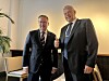 Forsvarsminister Bjørn Arild Gram (Sp) og Morten Brandtzæg undertegnet avtalen der Norge har inngått kontrakt med Nammo om å tidoble produksjonen av artillerigranater.