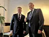 Forsvarsminister Bjørn Arild Gram (Sp) og Morten Brandtzæg undertegnet avtalen der Norge har inngått kontrakt med Nammo om å tidoble produksjonen av artillerigranater.