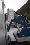 De bevegelige armene følger skipets bevegelser slik at ladeplatene står i best mulig posisjon for optimal lading. Foto: Tore Stensvold