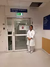 Selv om vi ikke står i førstelinjen i pasientbehandlingen vet jeg at vår kompetanse og erfaring er unnværlig for sykehuset akkurat nå, sier avdelingsingeniør Maria Eugenia Solvang ved OUS. Her står hun utenfor en av flere «Kohortavdelinger» som ingeniørene har bidratt til å sette opp ved OUS. Foto: Privat