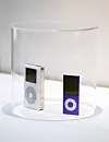 APPLE: Dette er den første Ipoden fra 2001 (til venstre). Ipoden, som altså fyller ti år i år, skulle vise seg å bli en pengemaskin for Apple. Legg merke til tykkelsen sammenliknet med den noe nyere Ipod Nano (til høyre).
