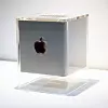 APPLE: Dette er Powermac G4 Cube, som skilte seg ut med sitt firkantige utseende. Designen fikk mye skryt og denne er i dag utstilt i New York Museum Of Modern Art.