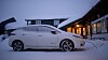 En Nissan Leaf lader batteriet i snøen.