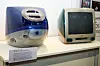 APPLE: Dette er Imac G3 fra 1998 - 99. Som selskapets første modeller var alt inkludert i en boks, og modellen kom i en rekke spreke farger. En laptop i liknende design kom også, og den fikk fort kallenavnet 'dasslokket'.