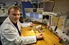 Tekniker II Tom-Arild Brodin i gang med vikling av LVDT ved Sensorlab i Halden. Foto: IFE/Mick Tully